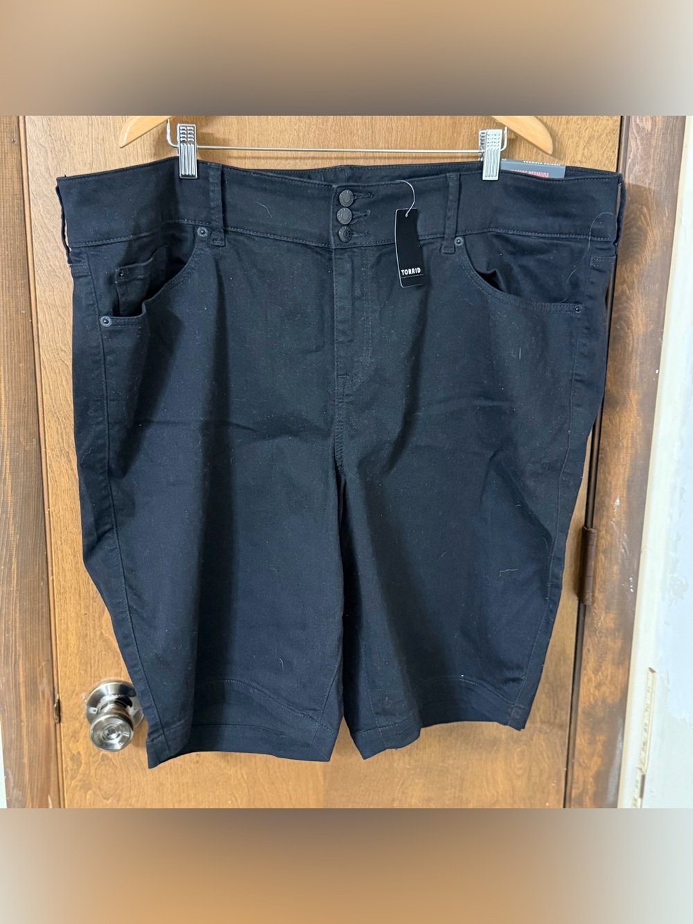 torrid 26 Black Jegging Bermuda Shorts NWT